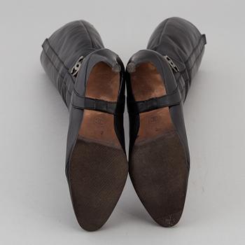 CHANEL, a pair of black leather boots, size 35,5.