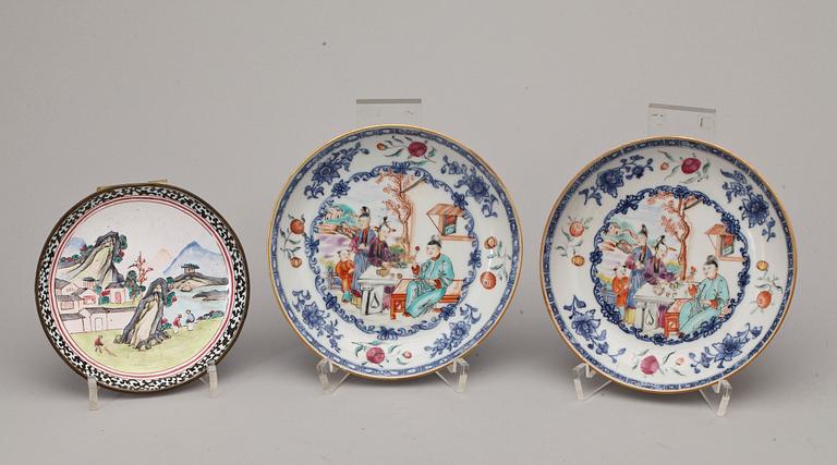 SKÅLAR, tre stycken, FAT, tre stycken, samt KOPP, porslin. Qing dynastin, Qianlong (1736-95), koppen troligen 1900-tal.