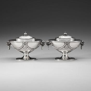 786. A pair of English 18th century sauce-tureens, possibly of John Robins, London 1784.