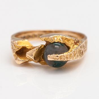 Björn Weckström, A 14K gold ring "Hidden agate" with a mass agate. Lapponia 1972.