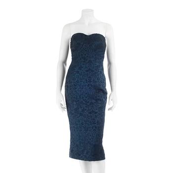 734. L'WREN SCOTT, a strapless dress. Size 44.