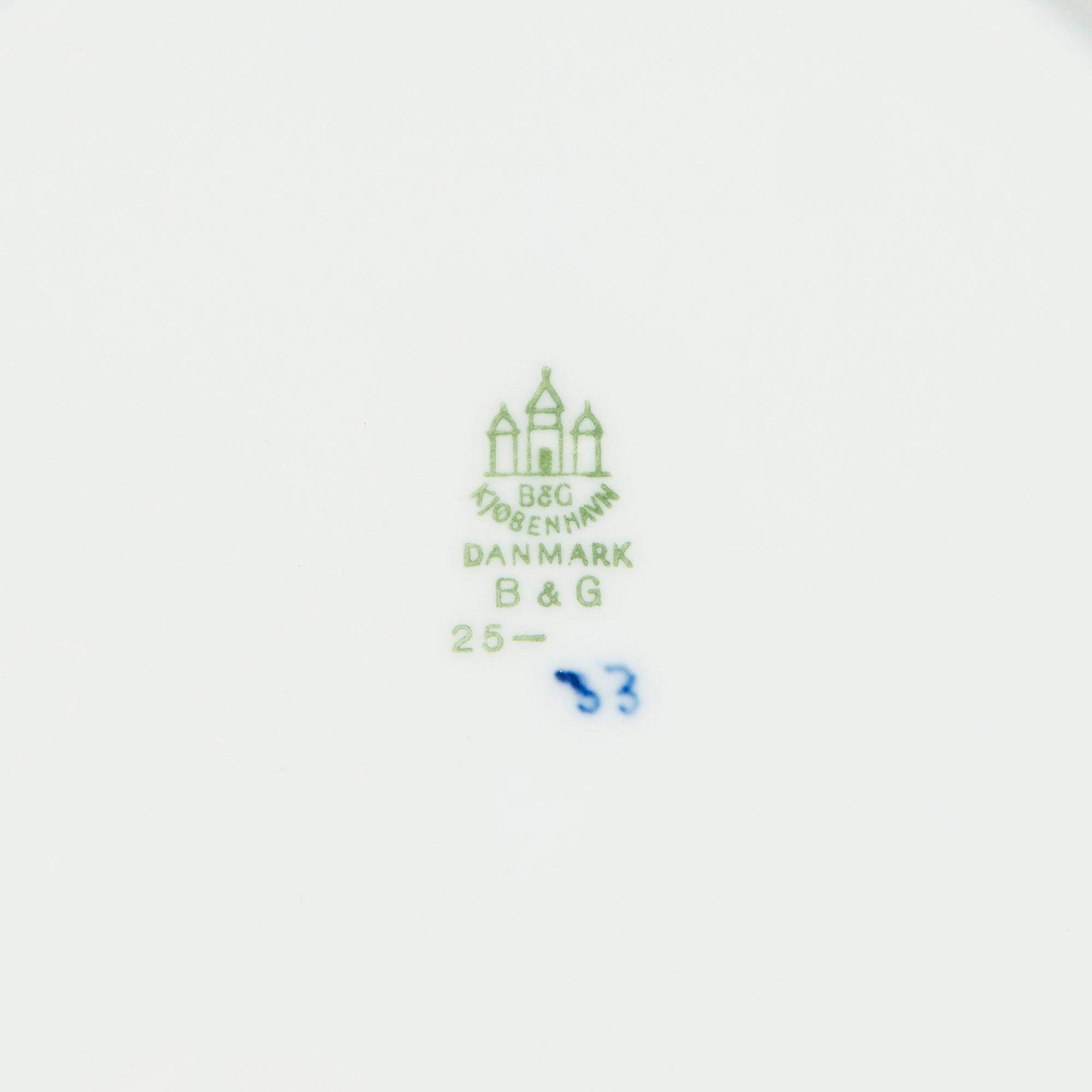 Harriet Bing, astiasto, 110 osaa, "Empire" posliini,  ja pöytäliina, Bing & Grøndahl Tanska.