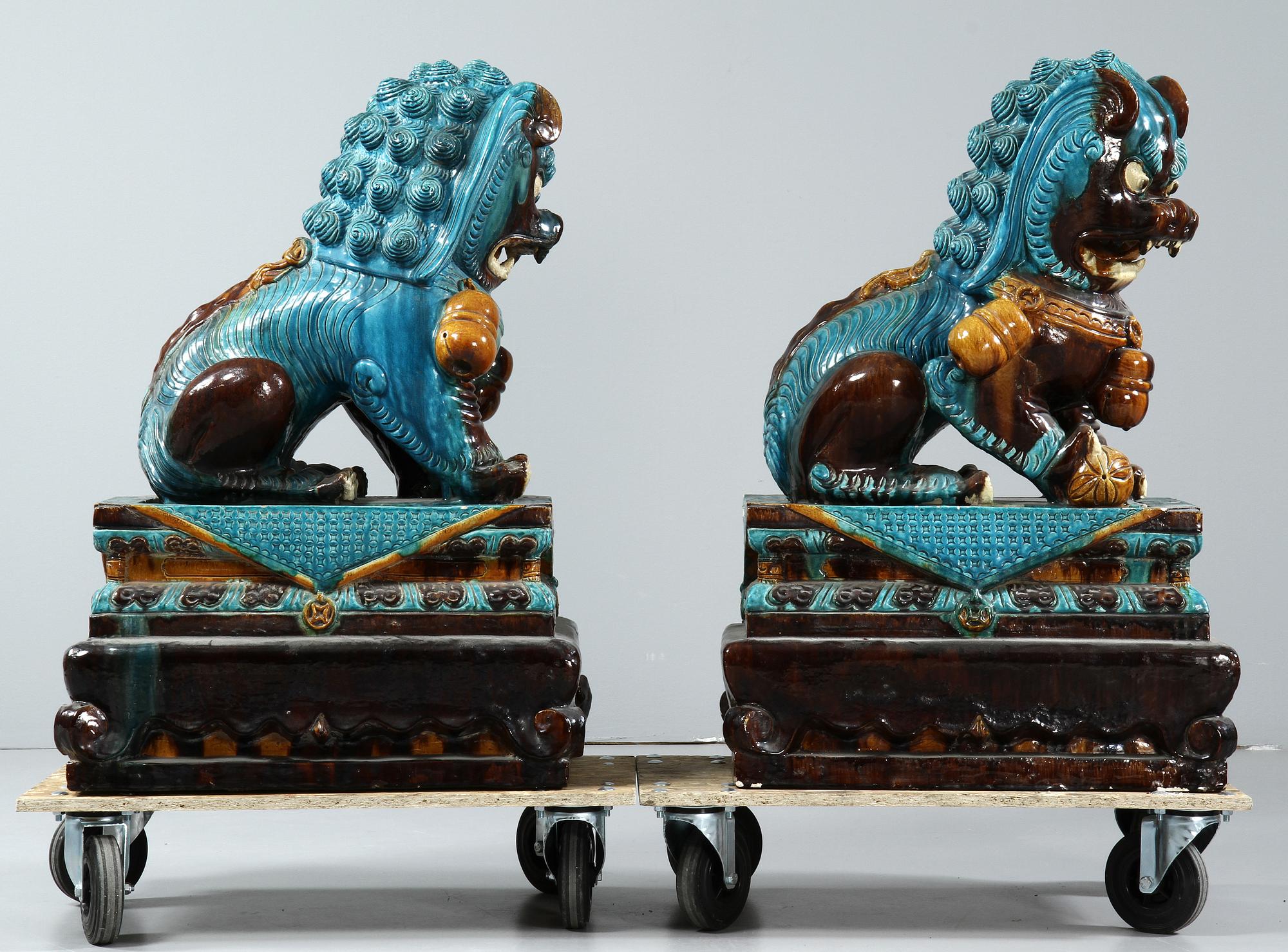 TEMPELLEJON, ett par, stengods, Kina, 1800/1900-tal.