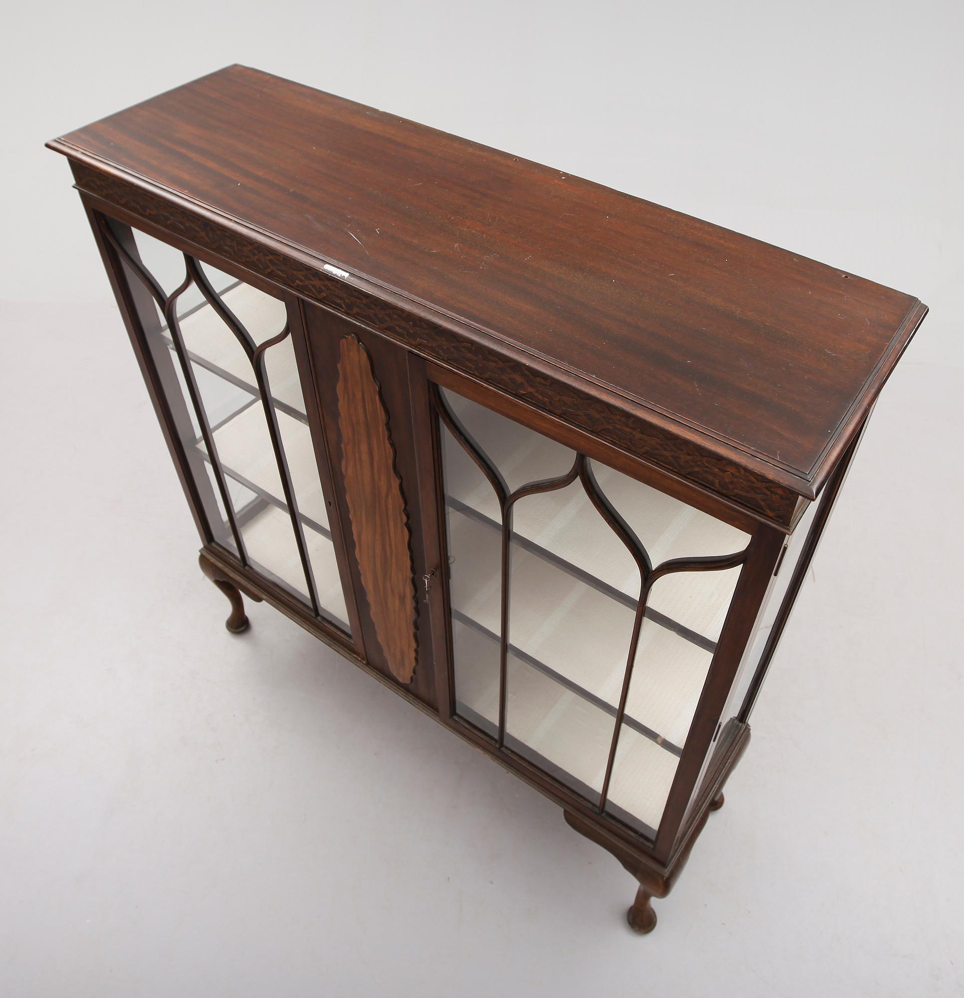 VITRINSKÅP, 1900-talets andra hälft.