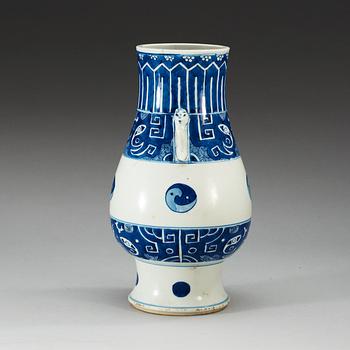 A blue and white vase, Qing dynasty, Kangxi (1662-1722).