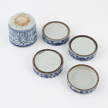 Six pieces of Chinese porcelain, 18th-20th century.