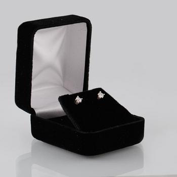ÖRHÄNGEN, 14K vitguld med briljantslipade diamanter ca 0.32 ct. Vikt 1,0 gram.