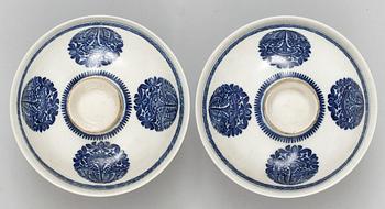 A pair of blue and white bowls with covers, Qing dynasty, Yongzheng (1723-35).