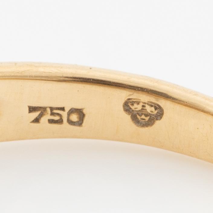 Ring 18K guld med små diamanter.