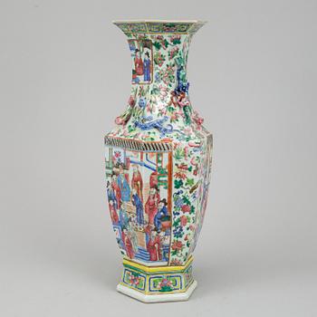 Golvvas, porslin. Qingdynastin, sent 1800/tidigt 1900-tal.