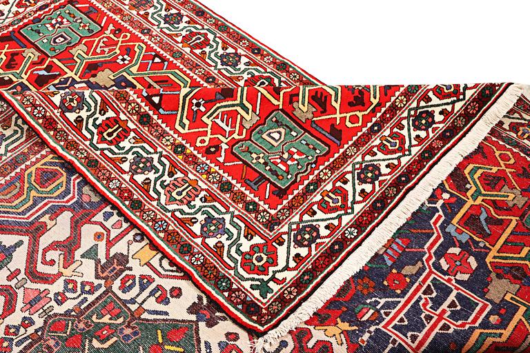 A Bakhtiari carpet a. 310 x 211 cm.