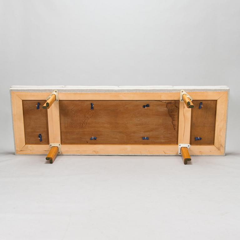 Alvar Aalto, bänk för för O.Y. Huonekalu-ja Rakennustyötehdas A.B. 1962.