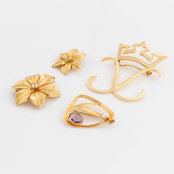 Four 18K gold brooches.