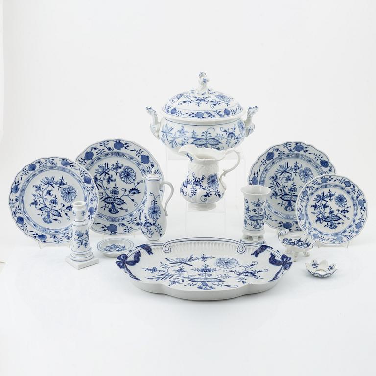 Matservis, porslin, 34 delar, "Zwiebelmuster/Lökmönstret, Meissen, Tyskland, 1900-talets första hälft.