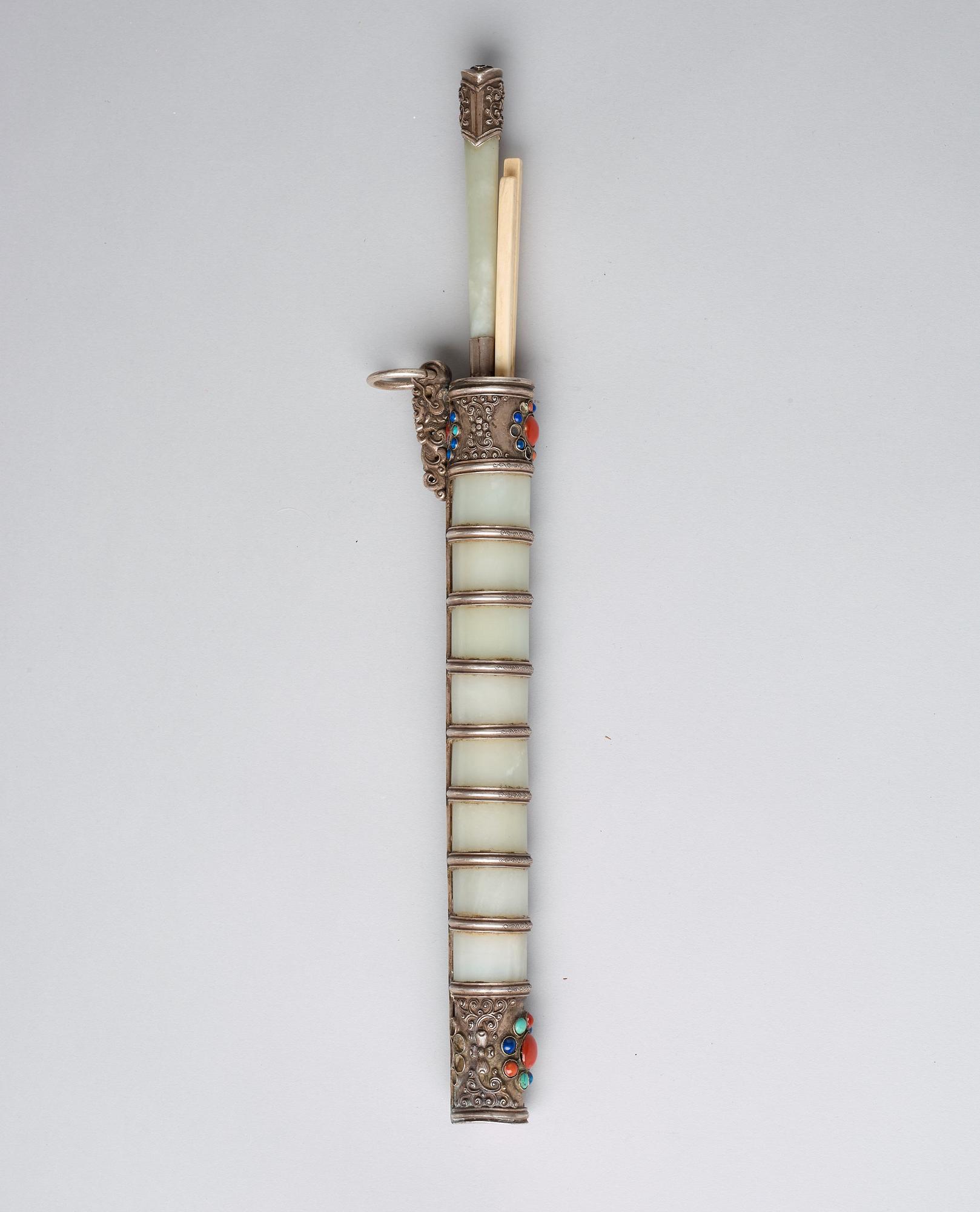 BESTICK, försilvrad koppar med inläggningar. Tibet, 1800-tal. Nefriten med signatur.