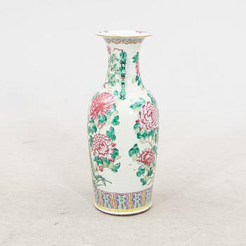 A Chinese porcelain vase later part of the 19th century.