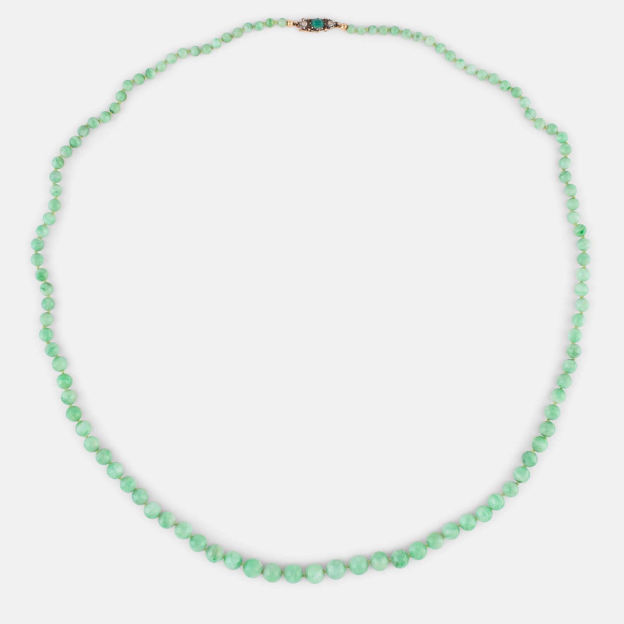Collier av jadeitkulor diameter ca 4.2 - 9 mm lås 18K guld med krysopras samt två rosenslipade diamanter.
