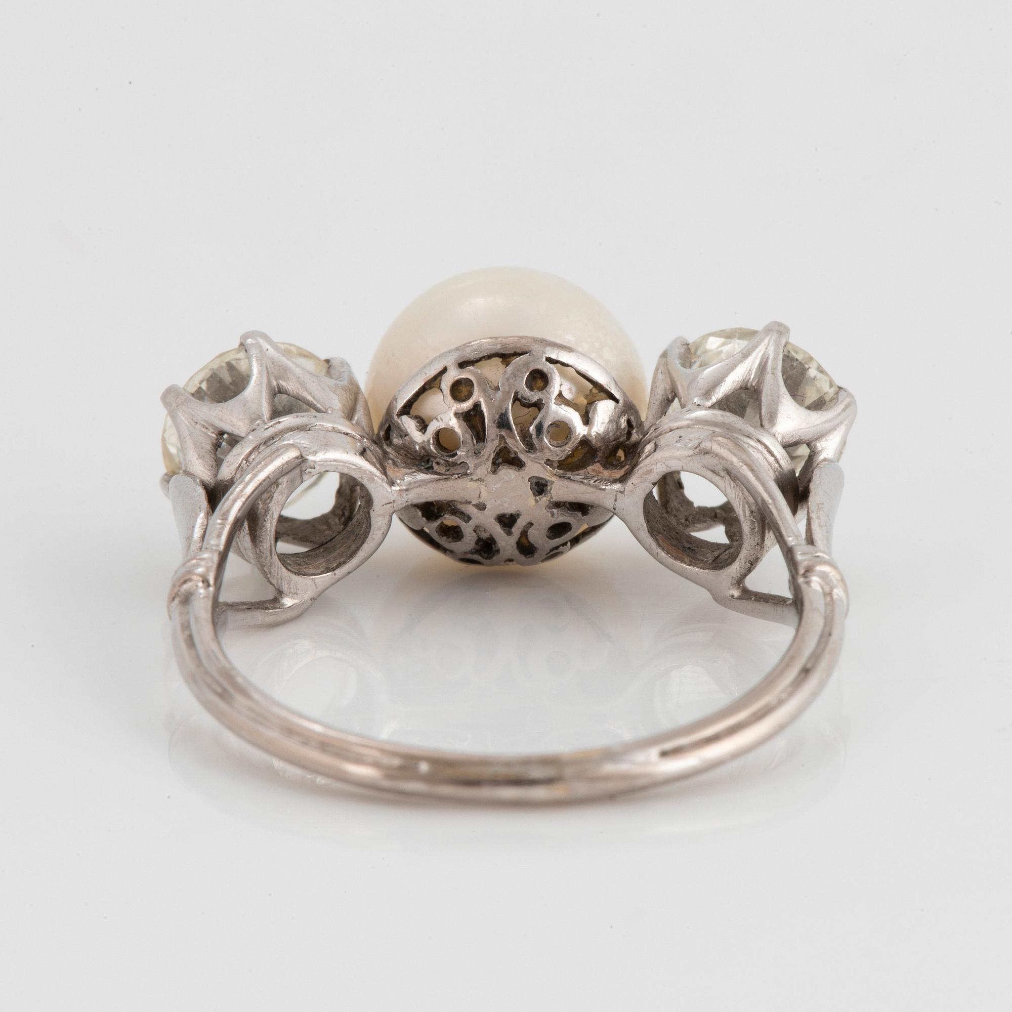 Ring 18K vitguld med en odlad pärla samt två runda briljantslipade diamanter.