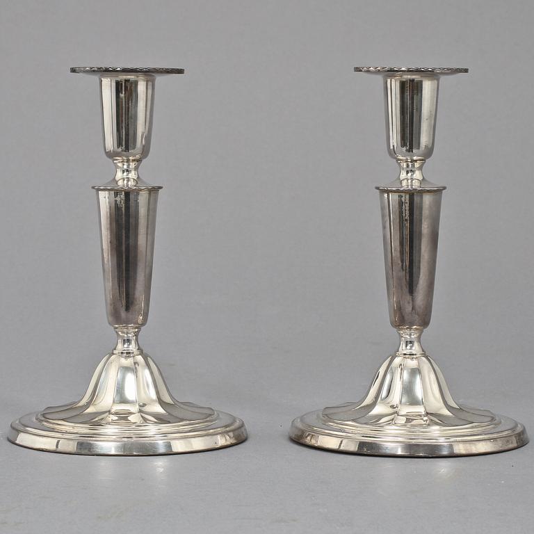 KANDELABER samt LJUSSTAKAR, ett par, CGH samt GAB, Stockholm, 1939 samt 1964. Tot vikt 785 g.