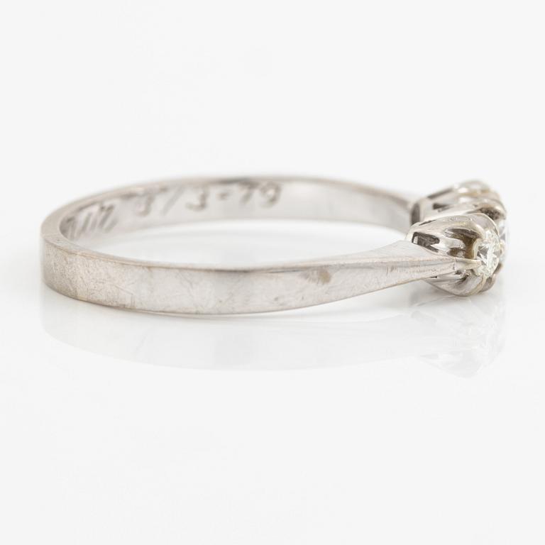 Ring, 18K vitguld med tre briljantslipade diamanter.
