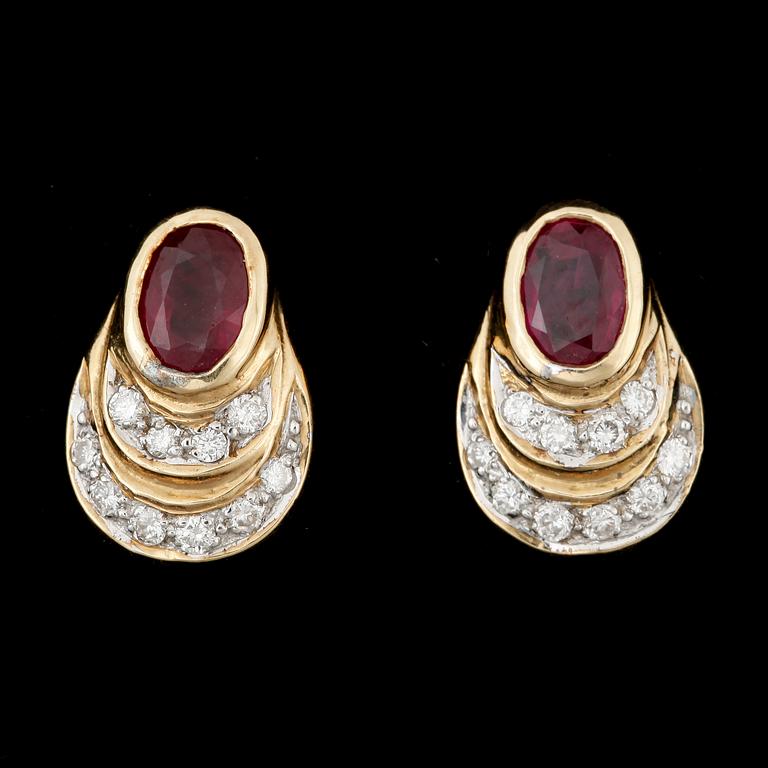 ÖRHÄNGEN, ett par, 18k guld med ovala rubiner tot ca 1.0ct samt briljantslipade diamanter tot ca 0.2ct. Tot vikt ca 4,6g.