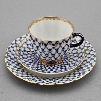 KAFFESERVISDELAR, 30 st, porslin, "Cobalt Net", Lomonosov, Ryssland, 1900-talets andra hälft.