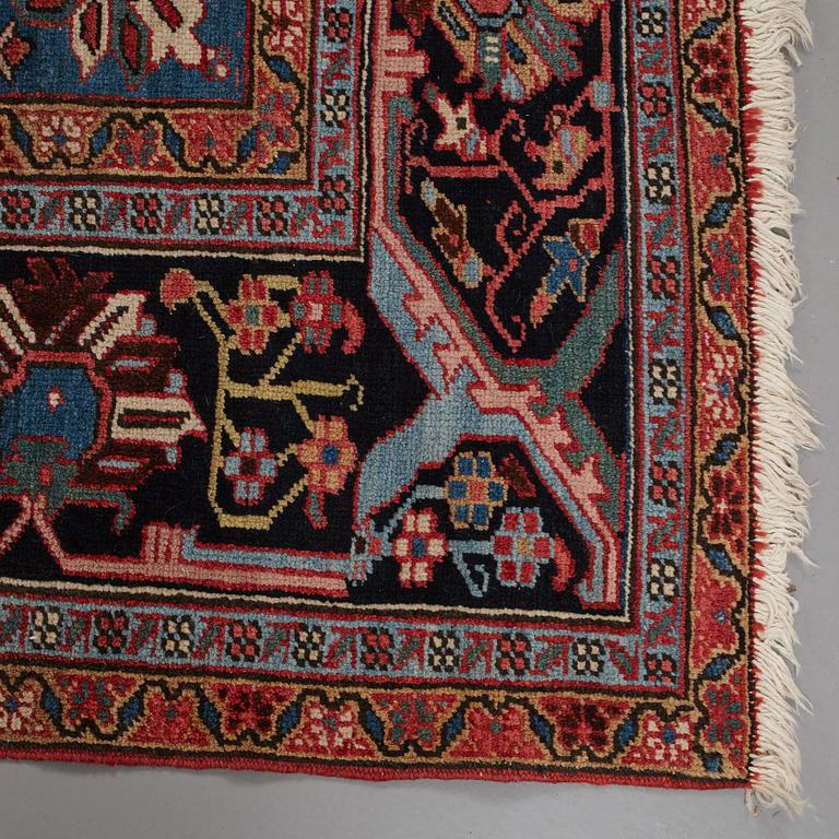 A CARPET, a semi-antique Heriz, ca 589 x 345,5 cm.