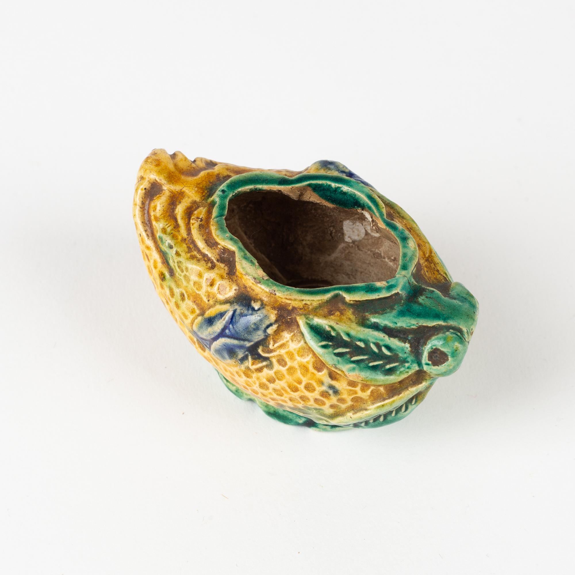 A brushwasher in the shape of a finger lemon, Qing dynasty, circa 1900.