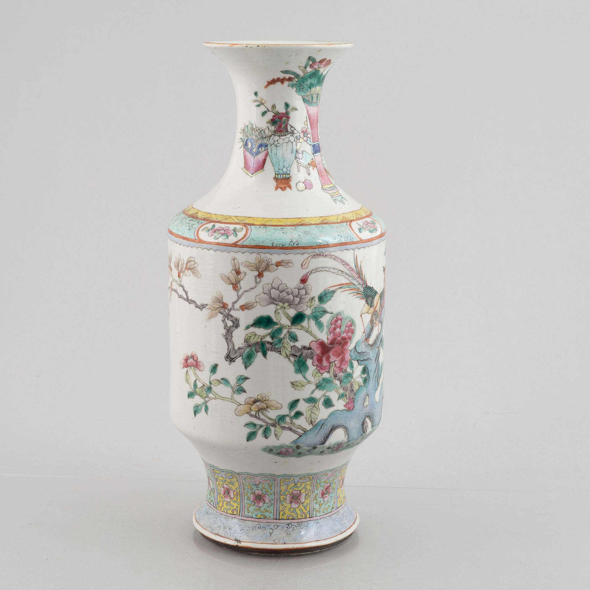 A porcelain urn, China, late Qing dynasty, around 1900.
