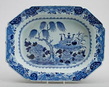 STEKFAT, porslin, Kina, Qianlong 1736-1795.