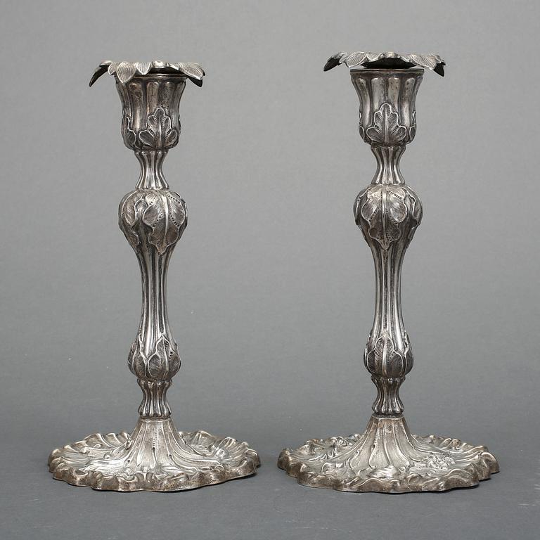 LJUSSTAKAR, ett par, silver, nyrokoko. Gustaf Möllenborg-Féron, Stockholm, 1855. Vikt ca 577 gram.