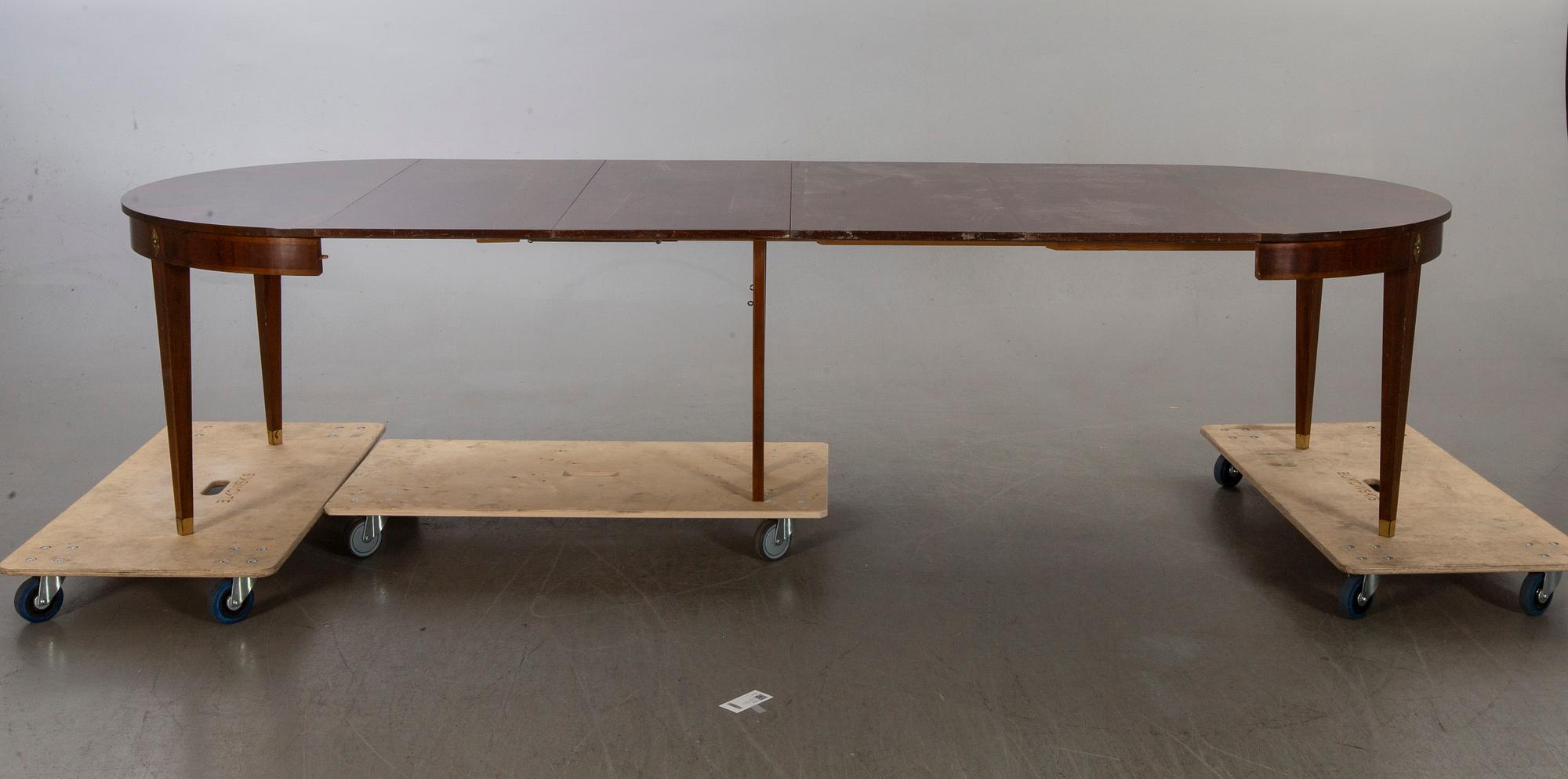 MATBORD, gustaviansk stil, mahognyfanerat, 1900-talets första hälft. 4 iläggsskivor medföljer.