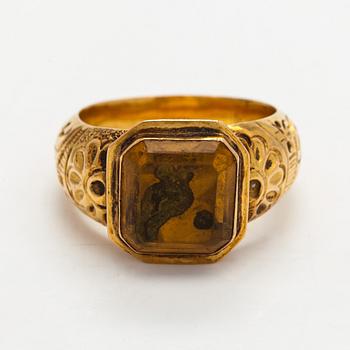 Ring, 18K guld, gult glas (paste) Bernt Erland Wallin, Tammerfors, 1800-talets andra hälft.