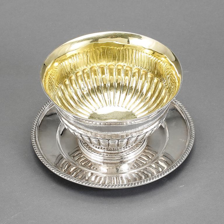 SÅSSKÅL PÅ FAT, silver, Johan Petter Grönvall, Stockholm 1828. Ca 527 gram.
