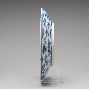 A large blue and white dragon dish, Qing dynasty, 19th Century.