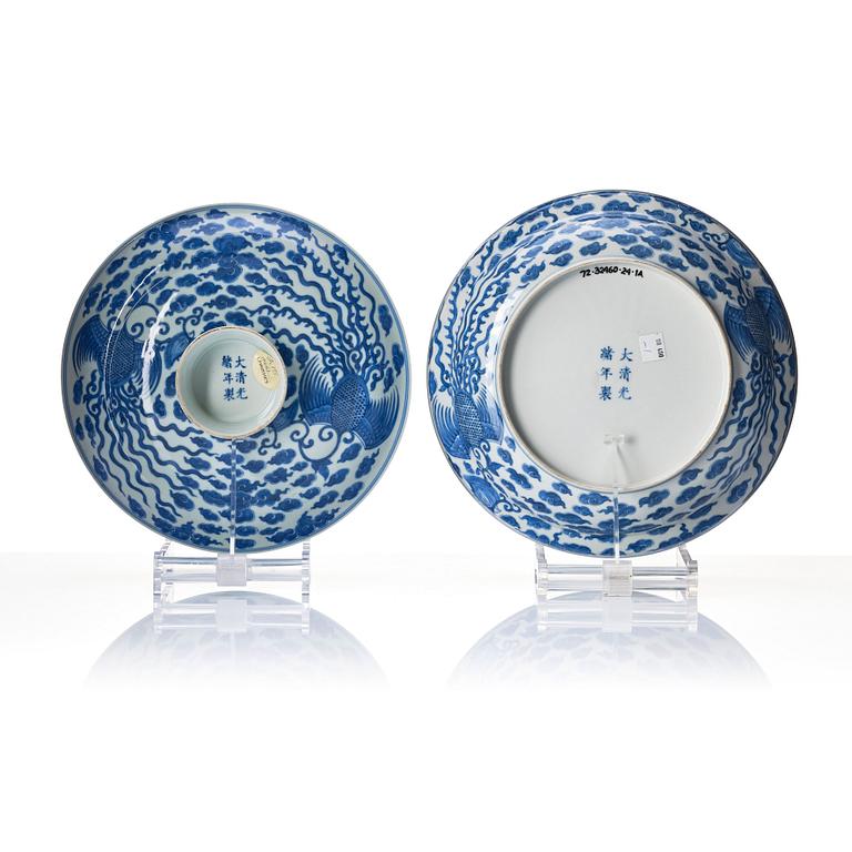 A blue and white 'phoenix' bowl with cover, Qing dynasty, Guangxu mark and period (1875-1908).