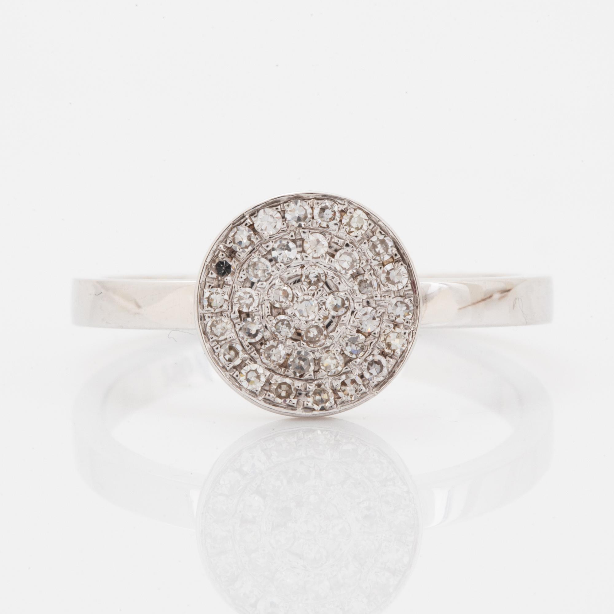Ring, vitguld med åttkantslipade diamanter.