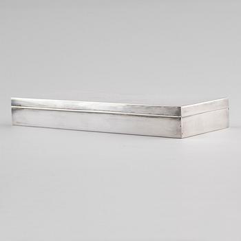 CIGARETTSKRIN, silver, 1900-talets första hälft. Vikt med inredning ca 579 g.