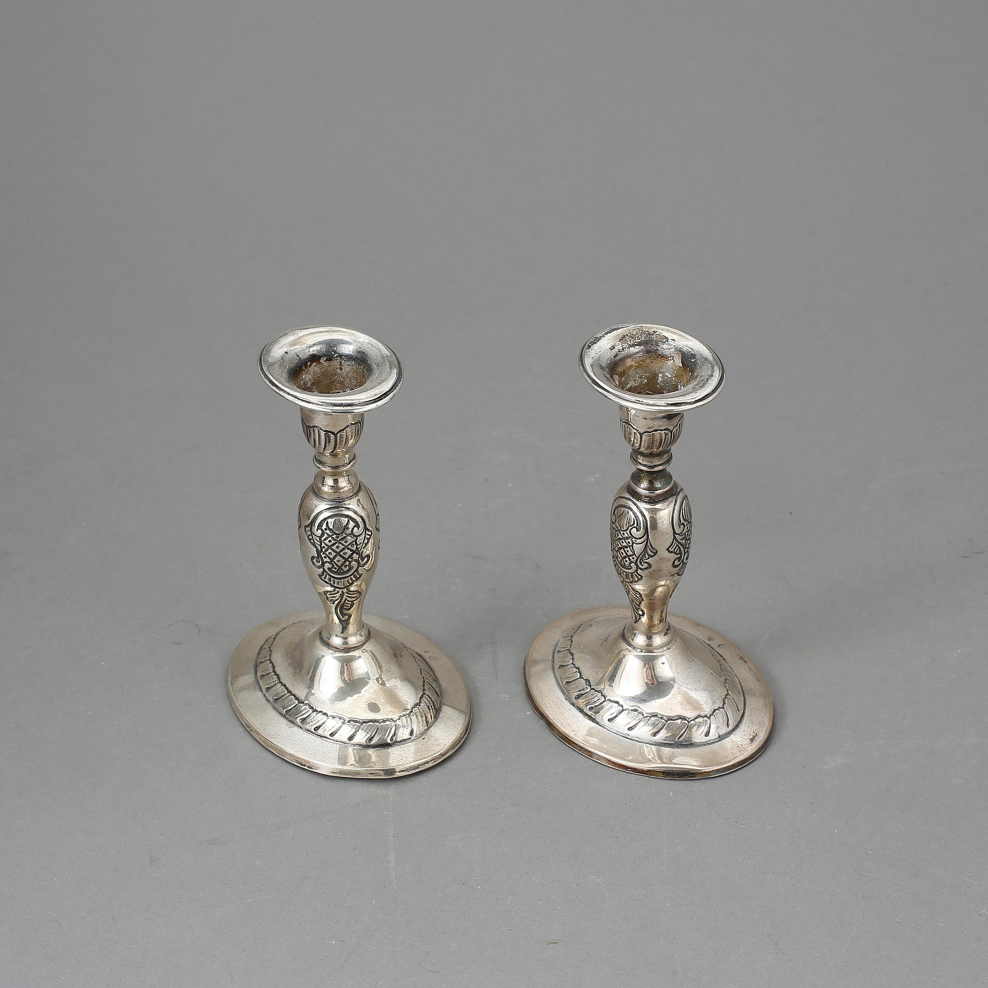 LJUSSTAKAR, ett par, silver, otydliga stämplar, Danmark, sannolikt tidigt 1900-tal.