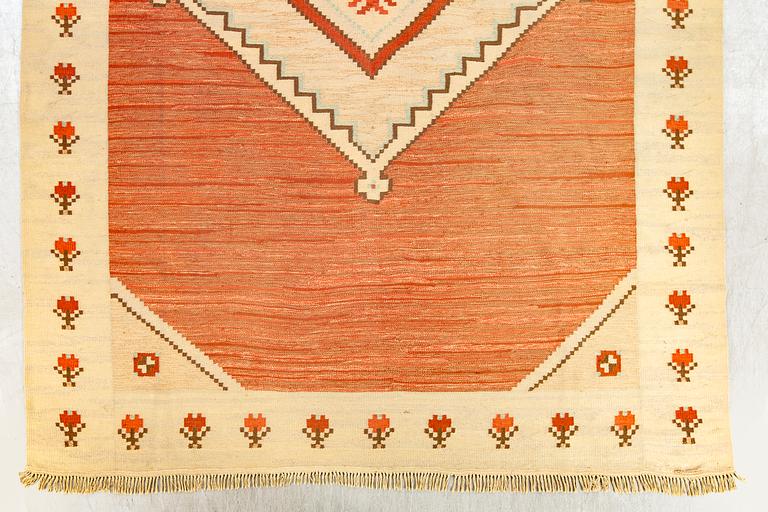 A Swedish 1940's Art Deco flat weave carpet ca 404 x 279 cm.