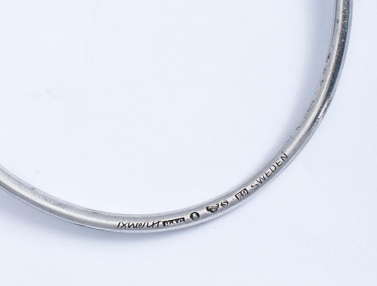 ARMRING, sterlingsilver med grön sten, Birger Haglund, Stockholm, 1955. Totalvikt ca 30 g.