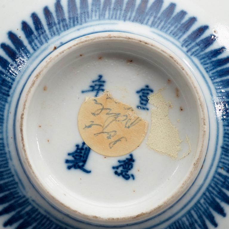 A pair of blue and white bowls, Qing dynasty with Xuandes four character mark.