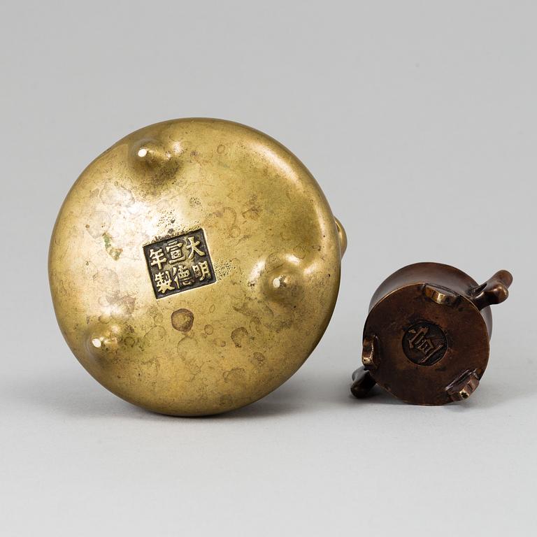 Two small bronze censers, China, 20th Century.