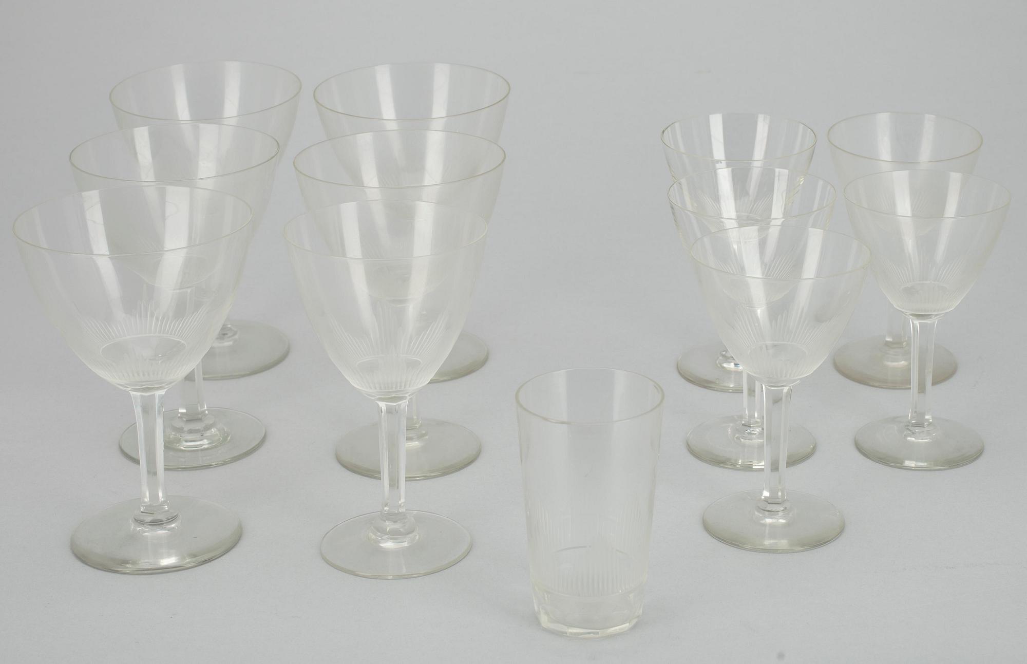 LASISTO, n. 69 kpl, kristallia, "Marjatta", Iiittala 1940-luku, SEKÄ COCKTAILLASEJA 6 kpl, 1940-luku.