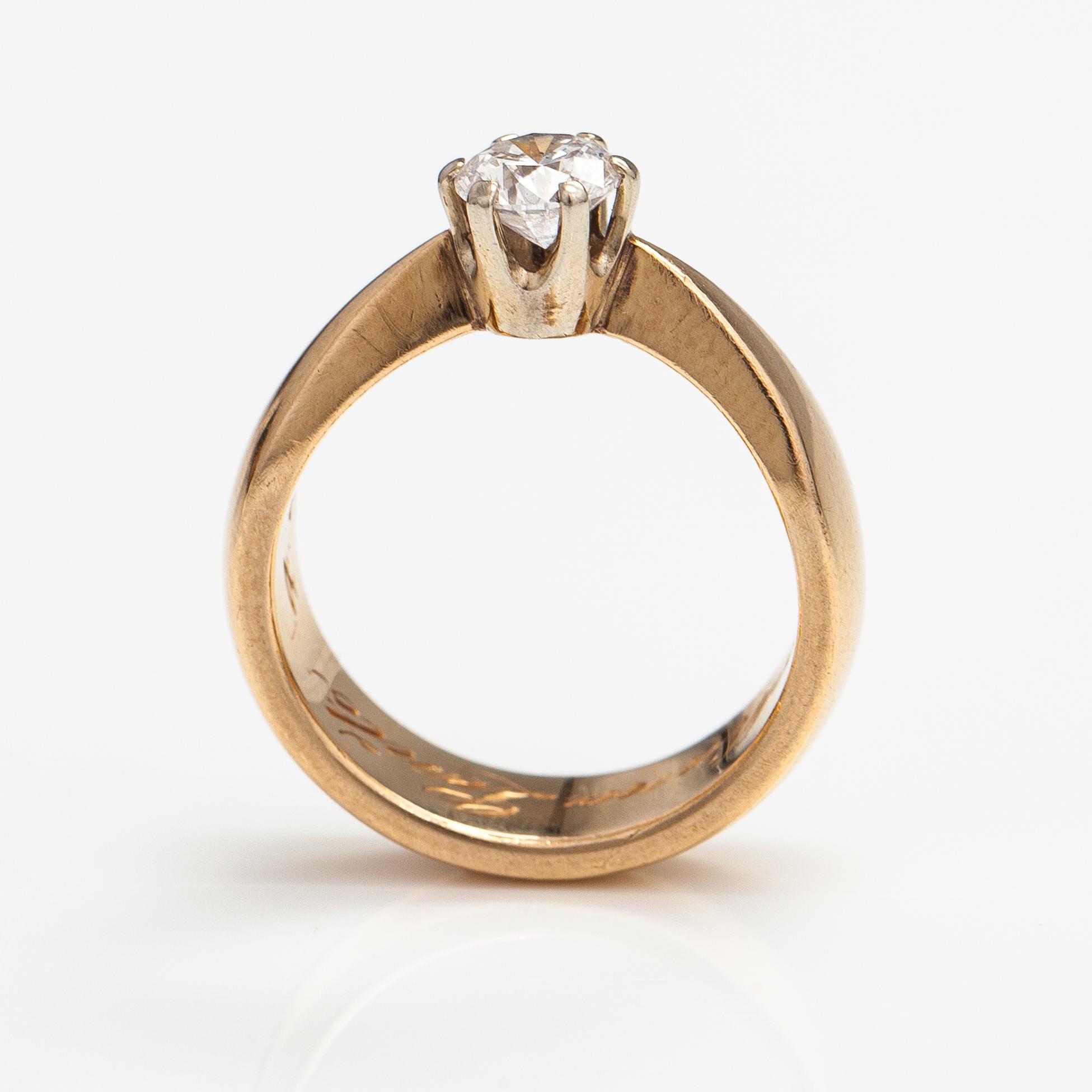 Sormus, 14K kultaa ja timantti n. 0.52 ct kaiverruksen mukaan.