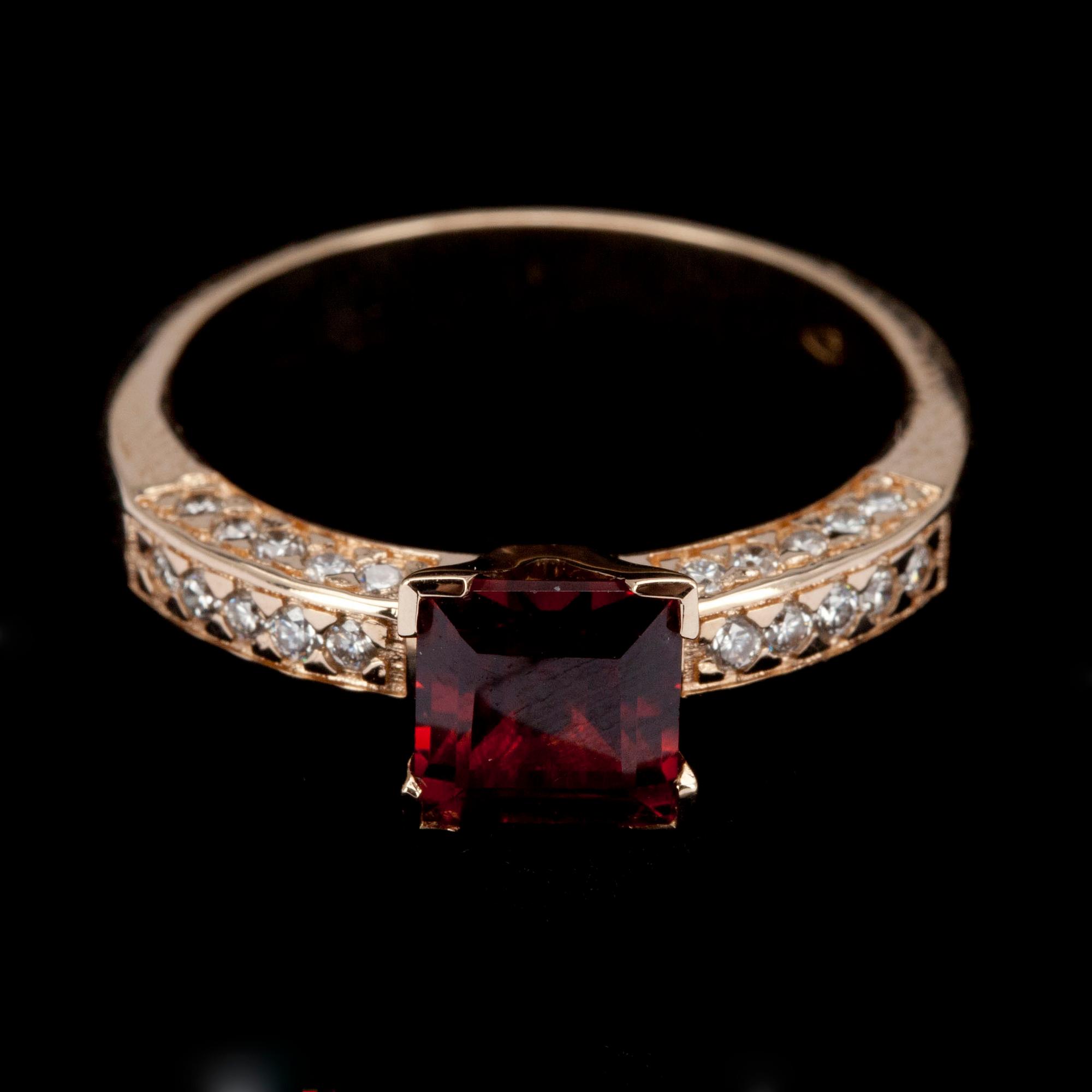 RING, guld 14K, prinsesslipad granat 1,48 ct och briljantslipade diamanter, tot. 0,20 ct. Vikt 4 g.