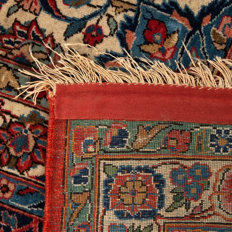An antiquw Kashan carpet ca 432x323 cm.