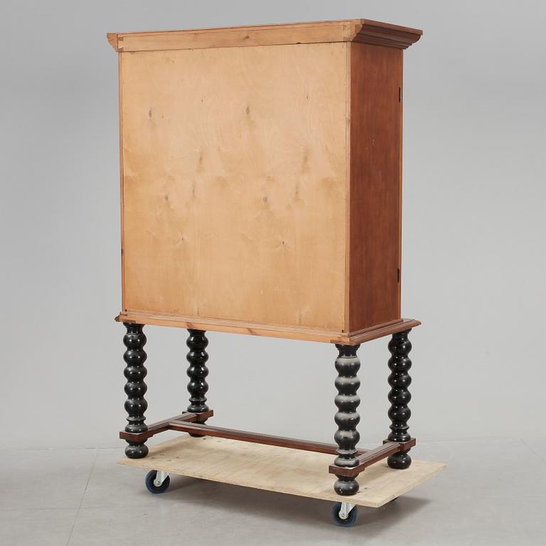 BOKSKÅP, barockstil, 1900-talets andra hälft.