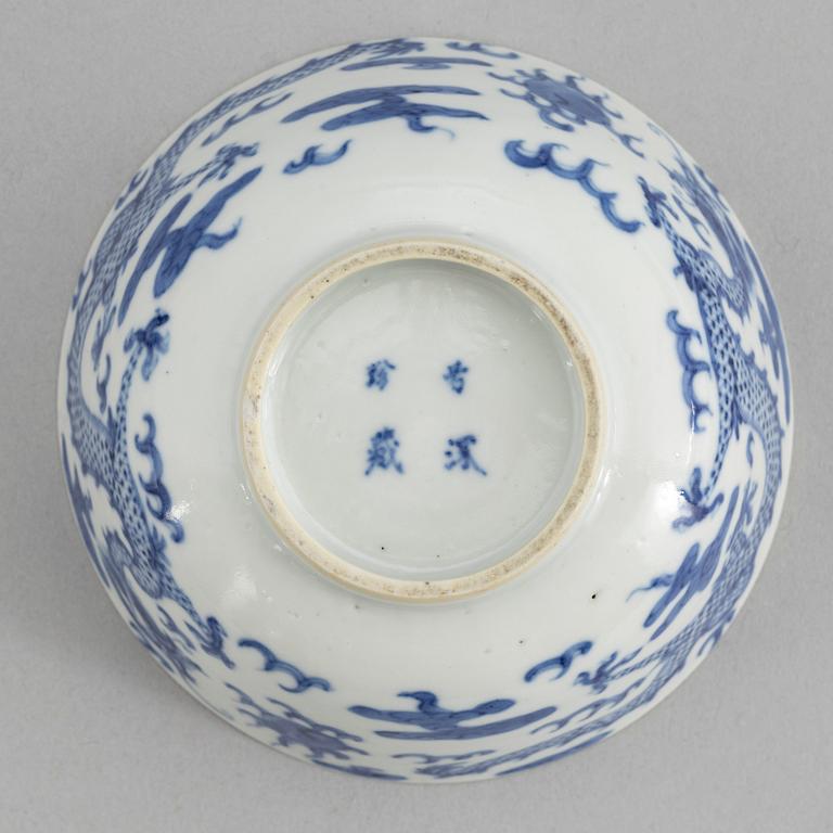 A Chinese blue and white 'Bleu de Hue' bowl for the Vietnamese market, late 19th Century.