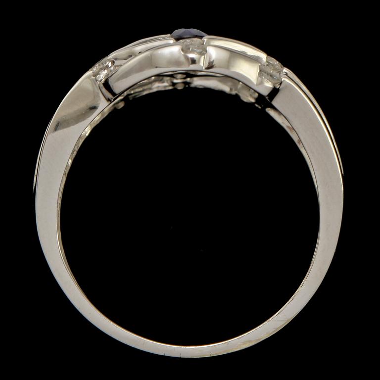 RING, 14k vitguld med fasettslipad blå safir samt 10 små briljantslipade diamanter, 2000-tal. Vikt 3 g.